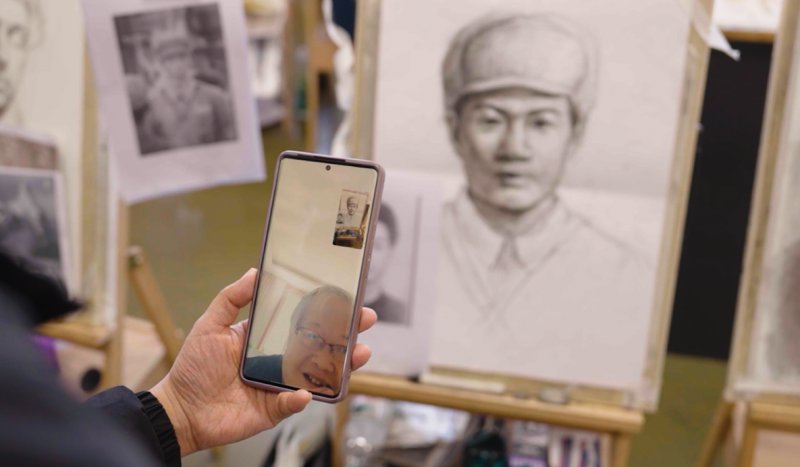 与钱秀娟老人视频连线确认画像。人民网记者 邱宇哲摄