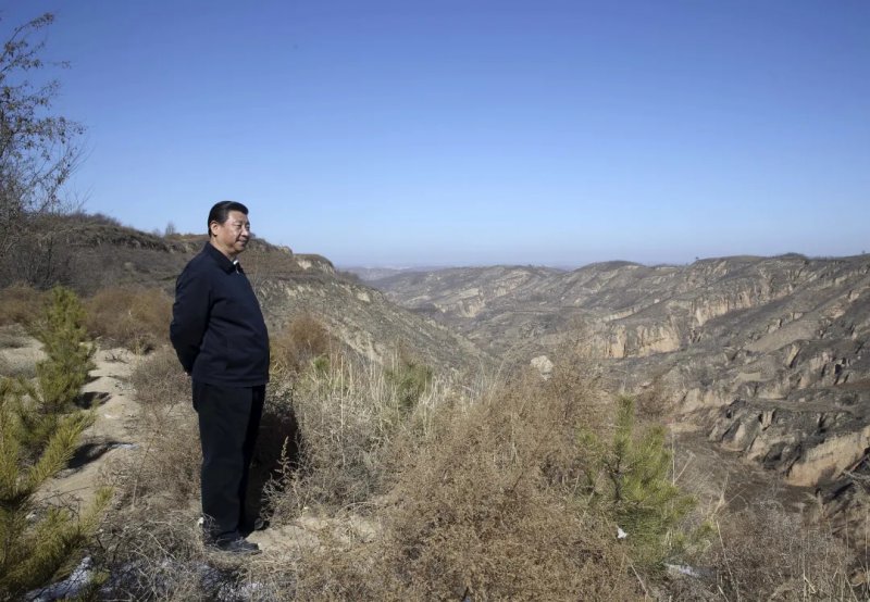 2015年2月13日，习近平回到陕西省延安市延川县文安驿镇梁家河村看望父老乡亲。在一段山路上，他停了下来，举目凝望。