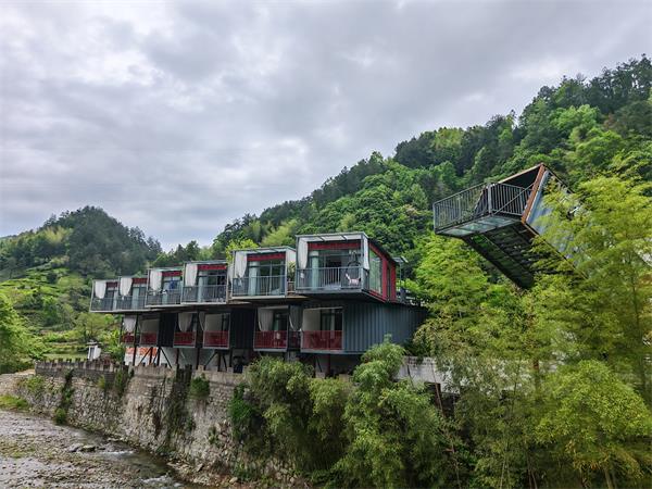 休宁蓝田镇：“五一”民宿热 护航暖人心