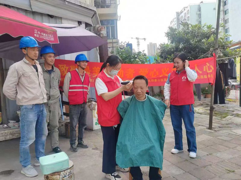 合肥城东街道：致敬最美劳动者 爱心义剪暖人心