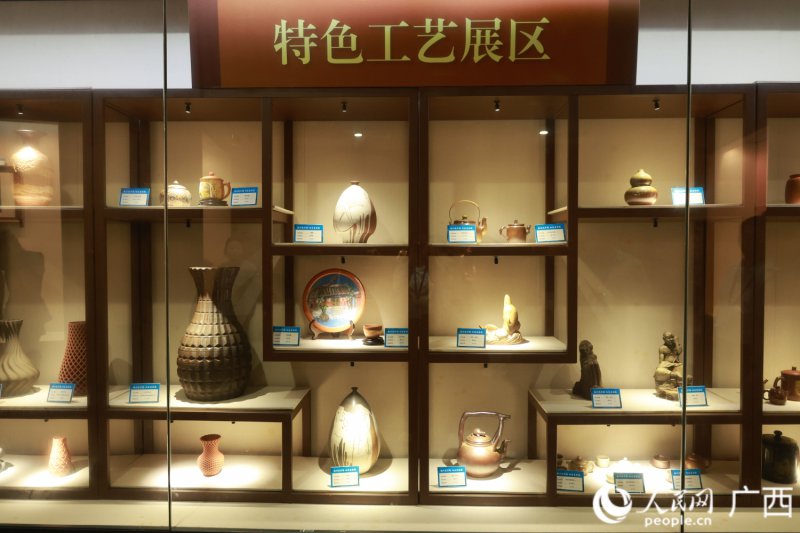 坭兴陶展区。人民网 韦欢摄