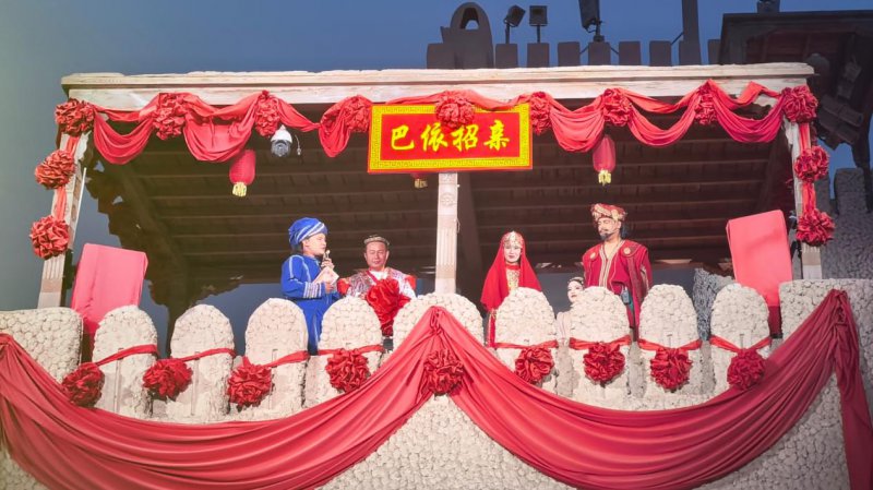 “巴依招亲”互动活动现场。张文怡 摄