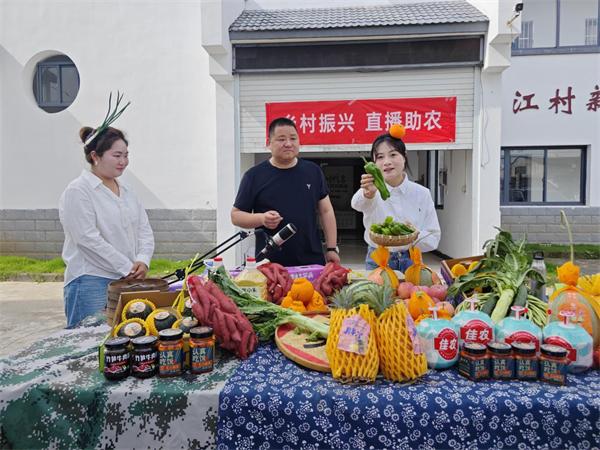 黄山屯溪区：和美乡村直播间让政策宣讲“活”起来