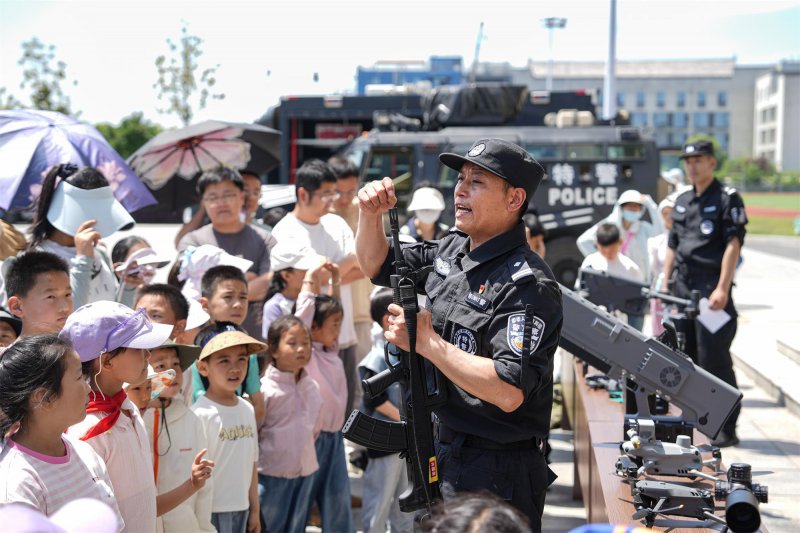 萌娃进警营  感受硬实力