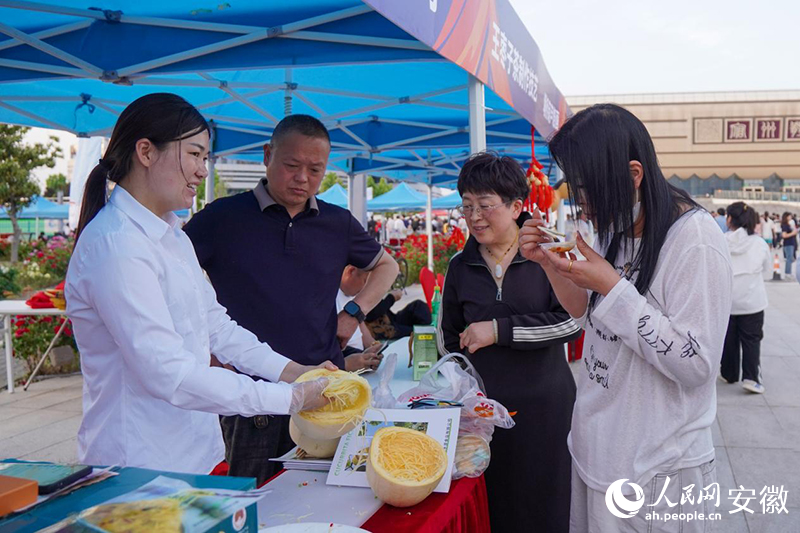 “徽BA”宿州主场旁的市集上,球迷在品尝当地美食。人民网记者 陈若天摄