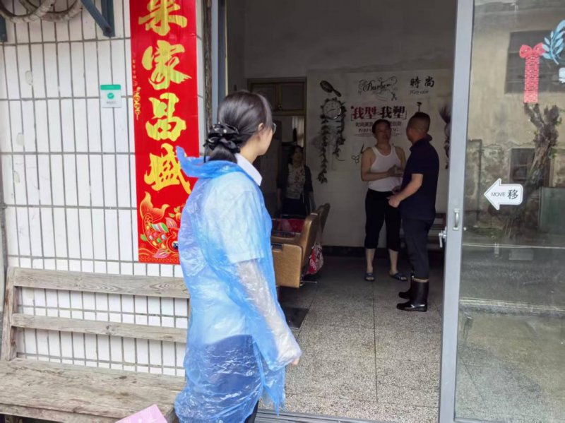 深入一线走访群众 筑牢防汛安全堤坝