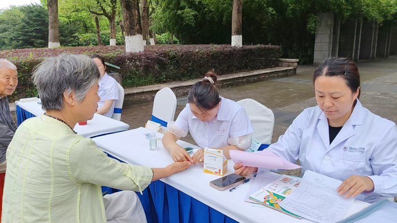 合肥蜀山区：义诊暖人心 健康进社区