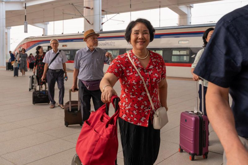 △ 2026年4月13日,乘坐中老铁路国际旅客列车的旅客抵达中老铁路万象站。