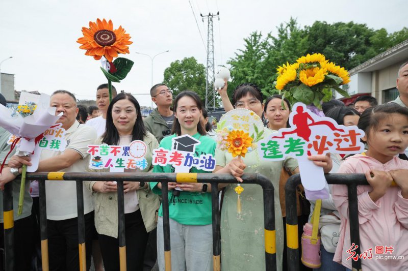 【聚焦高考 逐梦今夏】学子执笔追梦,各方同心护航 【聚焦高考 逐梦今夏】学子执笔追梦,各方同心护航