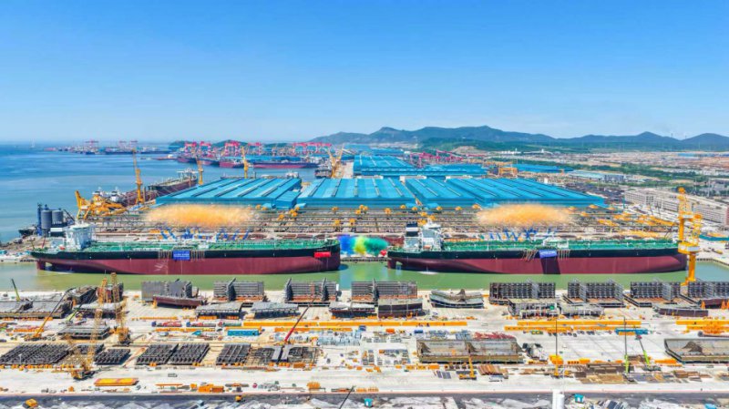 6月5日，恒力重工集团有限公司两艘30.6万载重吨超大型油轮（VLCC）同日命名交付。受访者供图