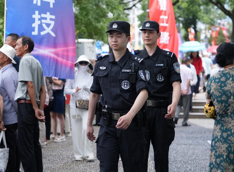 镜湖公安：藏蓝护航 龙舟逐浪