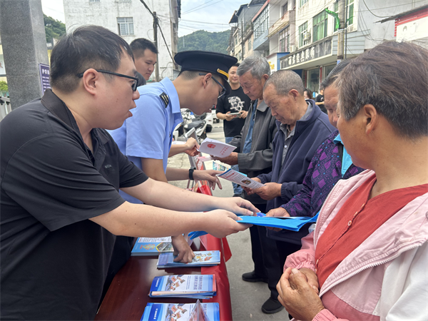 祁门开展“6·15”防范非法金融集中宣传活动