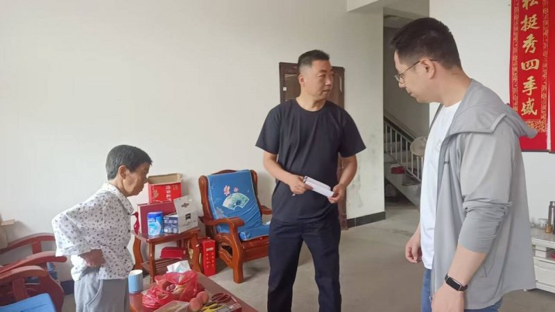 情暖困难母亲 心系民生冷暖