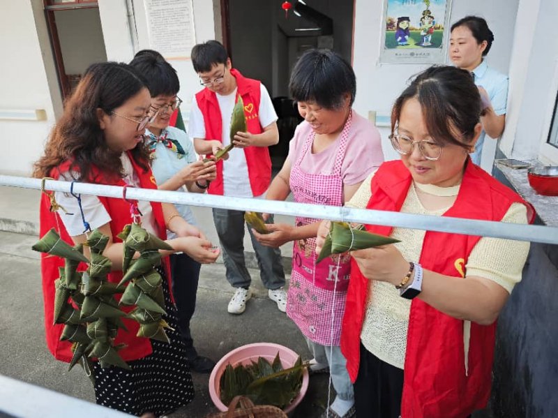 黄山永丰乡：端午粽叶香 情暖敬老院