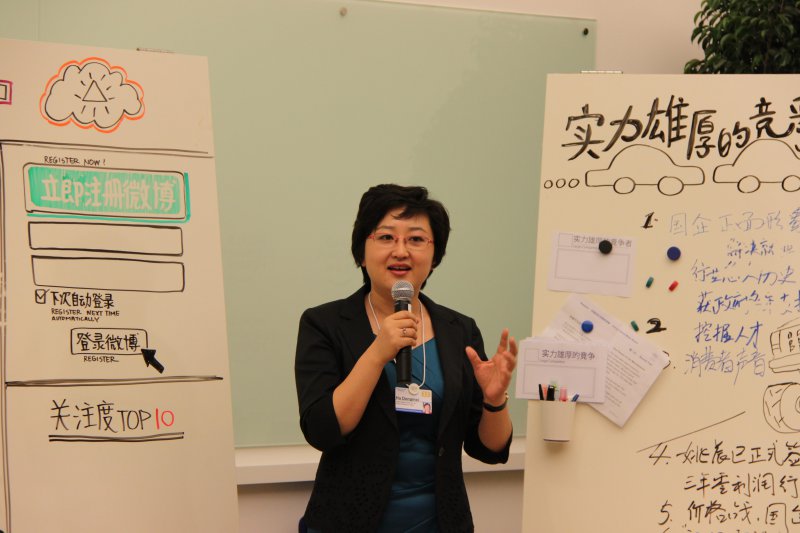 大杨集团总经理胡冬梅在2012年达沃斯论坛做分享交流 大杨集团供图 大杨集团总经理胡冬梅在2012年达沃斯论坛做分享交流 大杨集团供图