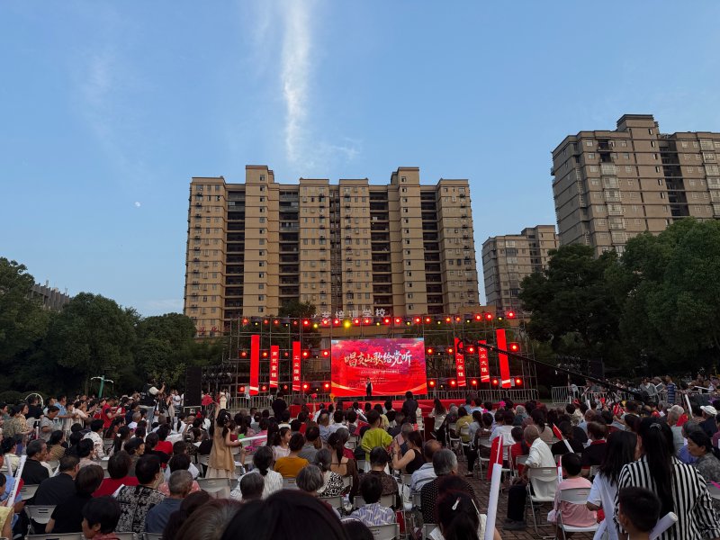 红歌嘹亮颂党恩 惠民市集促振兴
