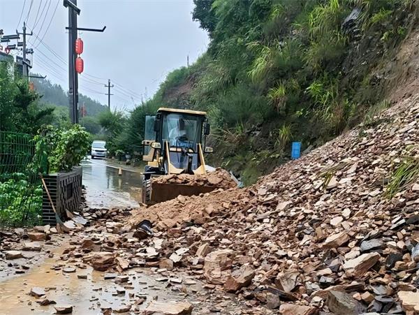 歙县雄村镇：暴雨来袭勇担当 干群同心护家园