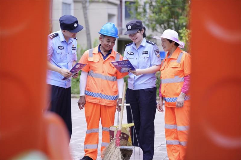 零距离听民声 暖心护一线