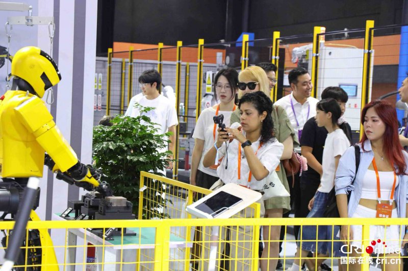 【2026打卡中国】满满黑科技!“机器人+”见证山东智造硬核实力