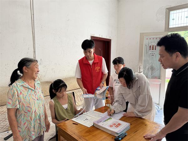 入户走访传安全 凝心护航暑期路