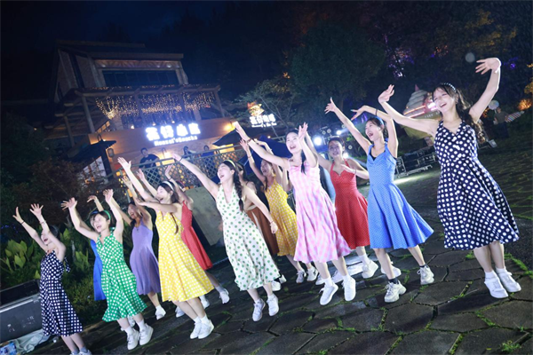 黄山屯溪区：花山谜窟“火花奇妙夜”夜游活动启幕
