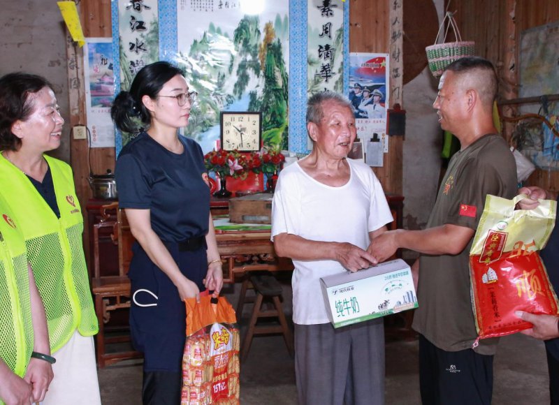 休宁县退役军人事务局联合老兵志愿者应急救援队开展“情暖八一  致敬老兵”爱心送进光荣门走访慰问活动