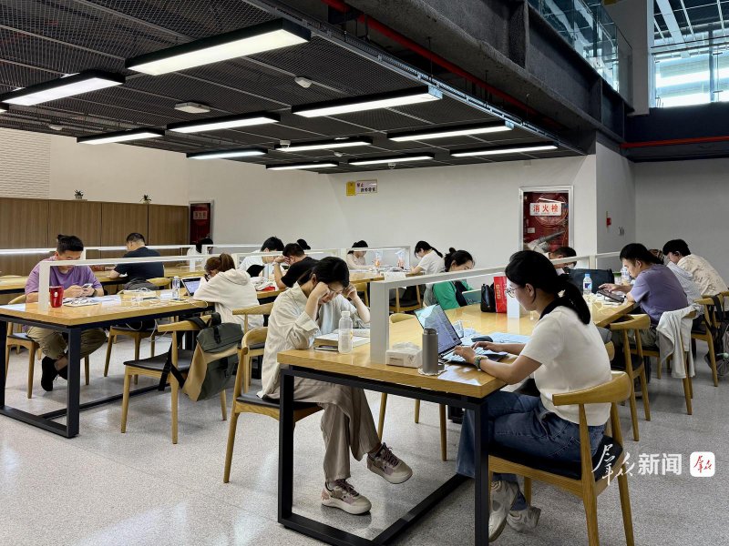 7月23日，市民在宝鸡市图书馆阅读。