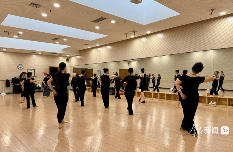 7月23日，群星舞蹈队队员在宝鸡市群众艺术馆排练。