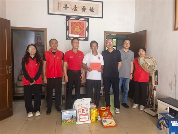 “八一”节前送关怀 政企联动暖功臣