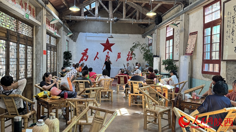 汉台区“爱转角”非遗文创街区的老茶馆里,市民正在欣赏秦腔表演。人民网记者 李志强摄