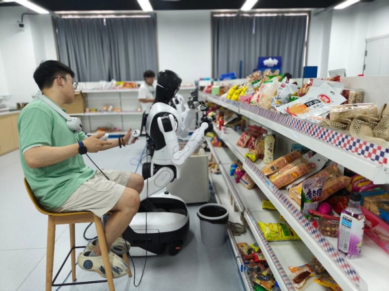7月30日,浙江清华柔性电子技术研究院具身智能实训场里,一台机器人在训练如何摆放超市货架上的食品。中青报·中青网记者 宁迪/摄