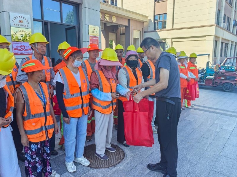 长丰左店镇：炎炎夏日送清凉 情系环卫暖人心