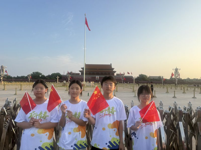 乡贤倾情助学 乡村少年走进首都看世界