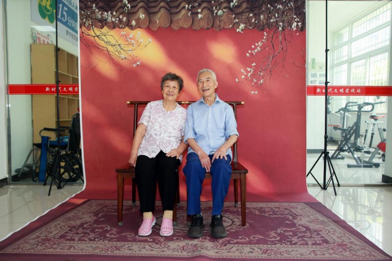 休宁县海阳镇萝宁社区开展“七夕暖人心 光影忆芳华”公益摄影活动