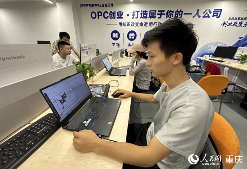 杨顶在电脑前处理海外电商平台上的订单。人民网记者 刘政宁摄 杨顶在电脑前处理海外电商平台上的订单。人民网记者 刘政宁摄