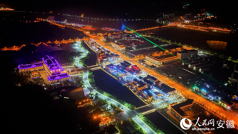 迎驾春风小镇夜景。人民网 郭昊摄