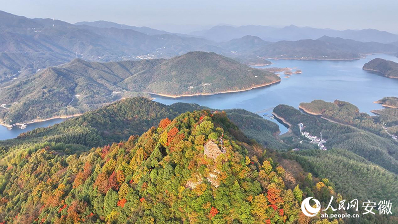 俯瞰霍山屋脊山美景。人民网 郭昊摄